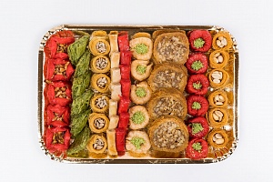 Золотой поднос сладостей с арахисом и грецким орехом. Фото N4