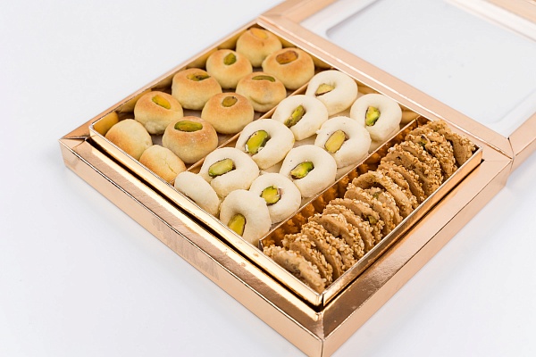 Печенье ассорти в золотой коробке. Фото N4
