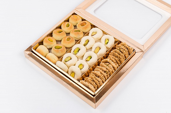 Печенье ассорти в золотой коробке. Фото N6