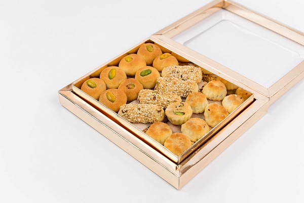 Печенье ассорти в золотой коробке с финиками и фисташками. Фото N2