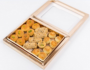 Печенье ассорти в золотой коробке с финиками и фисташками