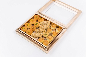 Печенье ассорти в золотой коробке с финиками и фисташками. Фото N4