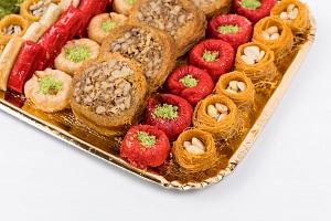 Золотой поднос сладостей с арахисом и грецким орехом. Фото N6