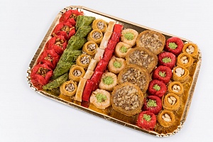 Золотой поднос сладостей с арахисом и грецким орехом. Фото N3