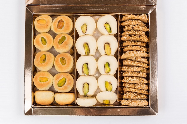Печенье ассорти в золотой коробке. Фото N3